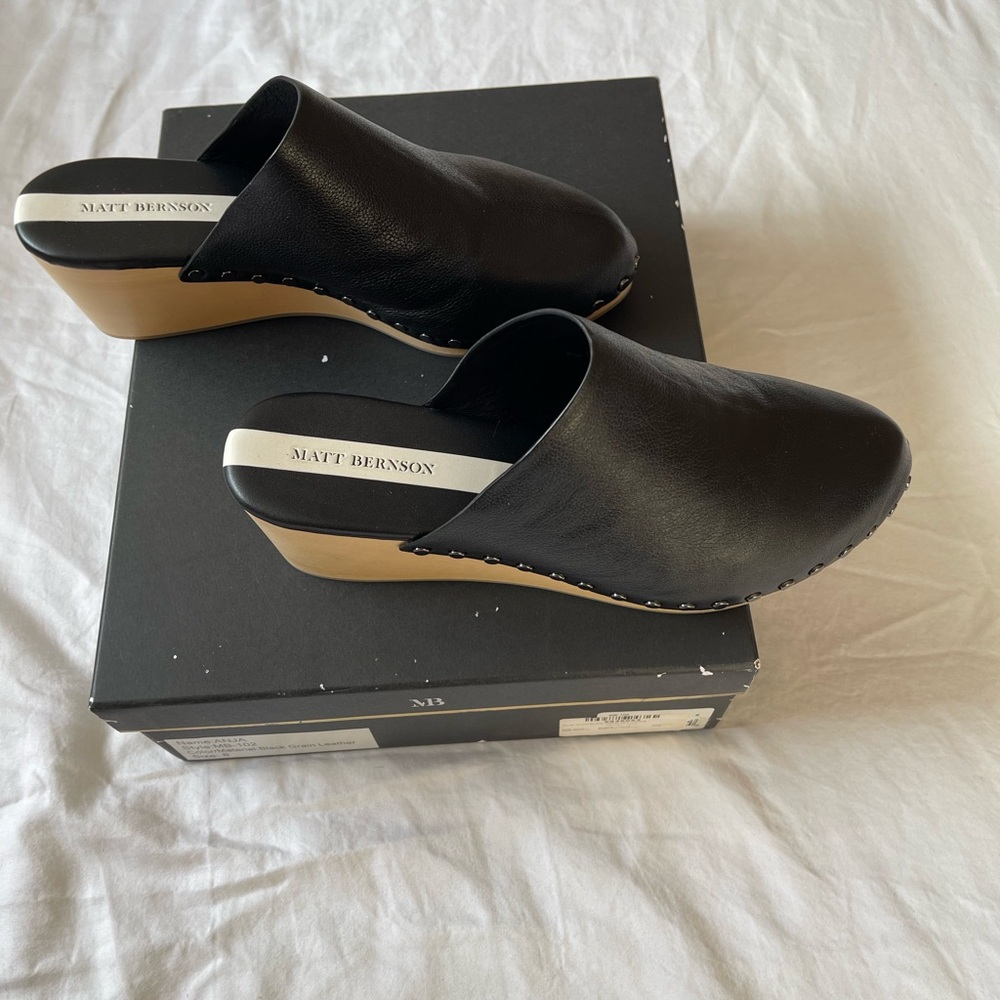 NIB Matt Bernson Women’s Black Leather Wedge Mules